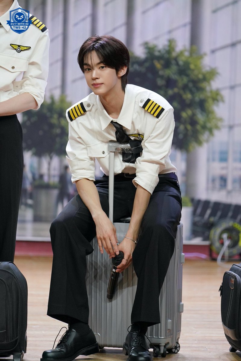 dohoonbliss's tweet photo. 260816 TWS with 42 : TWS:AIRLINES✈️ Behind 📸 #DOHOON

#투어스 #도훈 #ドフン https://t.co/cricSmxMxL