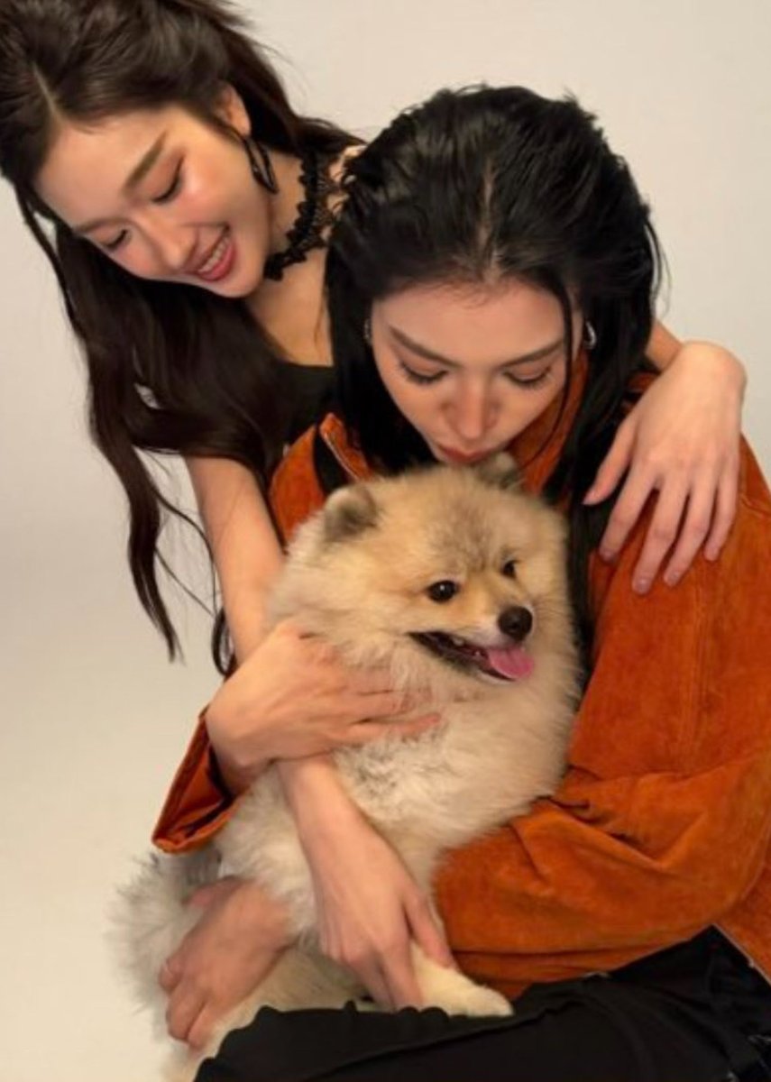 loveforFaye14's tweet photo. Sunny doe not work at Fabel 😭 so this is just Peraya Malisorn family here 😊 they look so good together and after the beach trip a lot has changed for the better 🤭🌻🍑🫶🏼 nothing can be realer than this 👇🏽🥺 we love them 😍

#FayeAtom 
#FayePeraya 
#AtomPariya https://t.co/58C9Tm9jhn