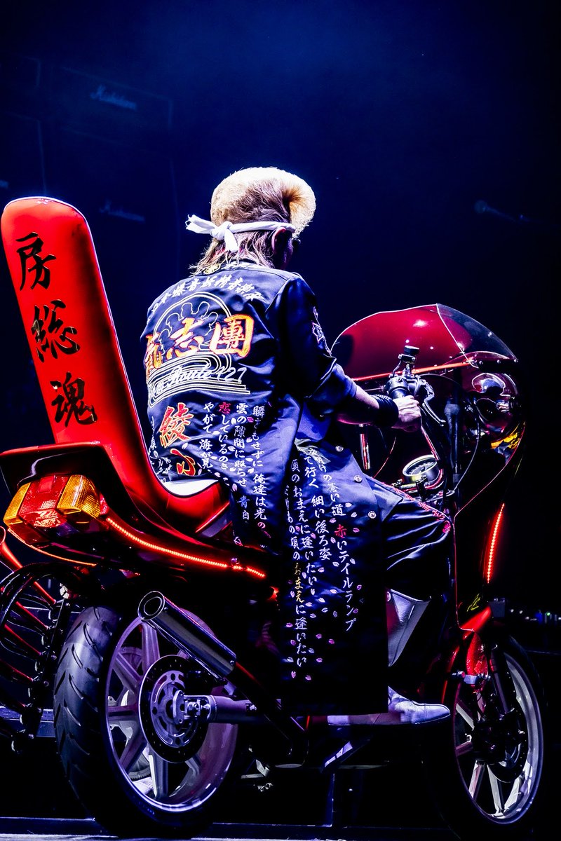 ShowAyanocozey's tweet photo. 今夜9時、TBSチャンネル1にて、氣志團デビュー25周年GIG「四半世氣少年」オンエアー！
みんな夜露死苦です！
多くの方が観てくれると、またTBSさんに収録して頂けるかもなので☆
——いつまでもあると思うな、GIG映像。
みんなﾄﾞｳｶ₍₍☝️( ˊᵕˋ)ﾅﾆﾄｿﾞ~⤴︎

Photo by 青木カズロー @cazrowAoki https://t.co/Ysuf5dHqVD