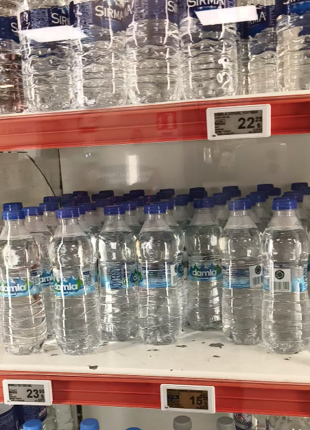 ZamHaberAjans's tweet photo. Bir takipçimiz, Migros mağazalarında daha uygun fiyatlı suların soğutucu dışında tutulduğunu, daha pahalı suların ise buzdolabında satıldığını söyleyerek duruma tepki gösterdi:

🔹 “20 TL civarında olan su şişeleri buzdolabında ama 6 TL’ye satılan sular hep dışarıda.”

🔹 “Yaz sıcağında soğuk su içmek istiyorsan 20 TL vermek zorunda kalıyorsun.”

🔹 “Sebebini sorduğumda ‘Merkezden böyle talimat geliyor’ diyorlar. Bu nasıl bir kurnazlık?”