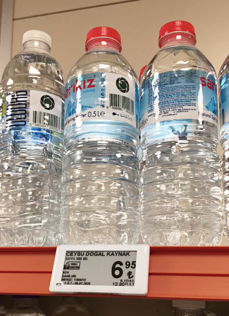ZamHaberAjans's tweet photo. Bir takipçimiz, Migros mağazalarında daha uygun fiyatlı suların soğutucu dışında tutulduğunu, daha pahalı suların ise buzdolabında satıldığını söyleyerek duruma tepki gösterdi:

🔹 “20 TL civarında olan su şişeleri buzdolabında ama 6 TL’ye satılan sular hep dışarıda.”

🔹 “Yaz sıcağında soğuk su içmek istiyorsan 20 TL vermek zorunda kalıyorsun.”

🔹 “Sebebini sorduğumda ‘Merkezden böyle talimat geliyor’ diyorlar. Bu nasıl bir kurnazlık?”