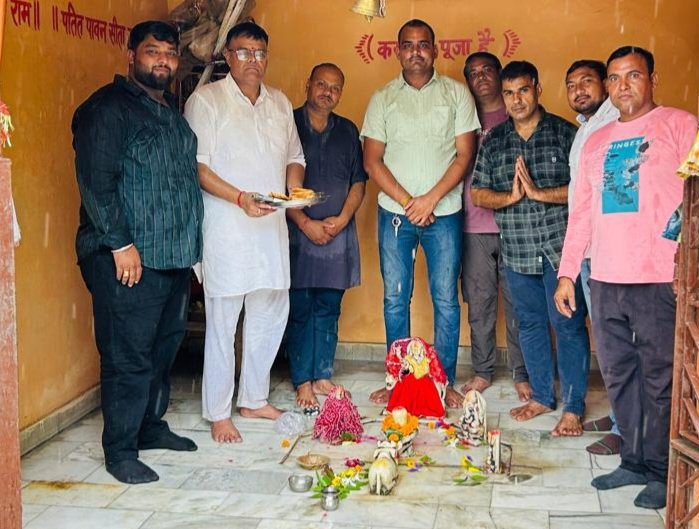 kataradevendra's tweet photo. जनता जनार्दन से संवाद, फिर सेवा और प्रसाद
प्रथम धर्म—जनता जनार्दन के साथ संवाद।
जनता की बात सुनना, उनकी समस्याओं को समझना और उनके विश्वास पर खरा उतरना ही हमारी सबसे बड़ी जिम्मेदारी है।
इसी भावना के साथ आज जनता जनार्दन से आत्मीय संवाद के पश्चात भंडारे का शुभारम्भ कर सभी श्रद्धालुओं को प्रसाद ग्रहण कराया गया।
जनसेवा ही संकल्प है, जनसंवाद ही शक्ति है और सेवा-भाव ही हमारी पहचान है।
🙏🚩 जय श्री राम | हरि ॐ तत्सत 🙏
@BJP4India 
@NitinNabin 
@blsanthosh 
@narendramodi 
@AmitShah 
@nitin_gadkari 
@BJP4UP 
@mppchaudhary 
@idharampalsingh 
@myogiadityanath