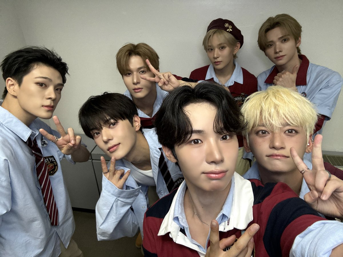whib_official's tweet photo. [📸]
260816 #SBS #인기가요

'CHERRY PIE' 활동 무사히 완료🍒🥧
AnD 항상 고맙고 사랑해요🩵

#WHIB #휘브
#CHERRYPIE #WHIB_CHERRYPIE https://t.co/5jGYwxd7Dt