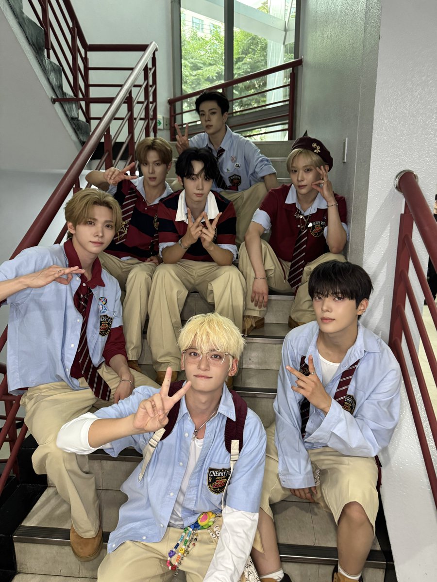 whib_official's tweet photo. [📸]
260816 #SBS #인기가요

'CHERRY PIE' 활동 무사히 완료🍒🥧
AnD 항상 고맙고 사랑해요🩵

#WHIB #휘브
#CHERRYPIE #WHIB_CHERRYPIE https://t.co/5jGYwxd7Dt