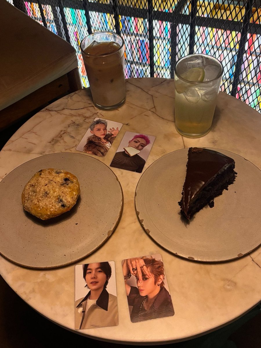mygmanu's tweet photo. membros do seventeen, nct 127, ateez e bts saem juntos para tomar um café superfaturado https://t.co/ffPGMkjdSy