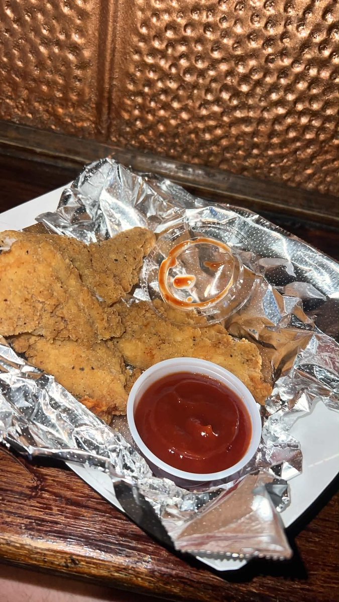 limbosrot's tweet photo. # at the clerbbb… eating chicken tenders… posting on nsfw fp twt https://t.co/mRIMdSSBst