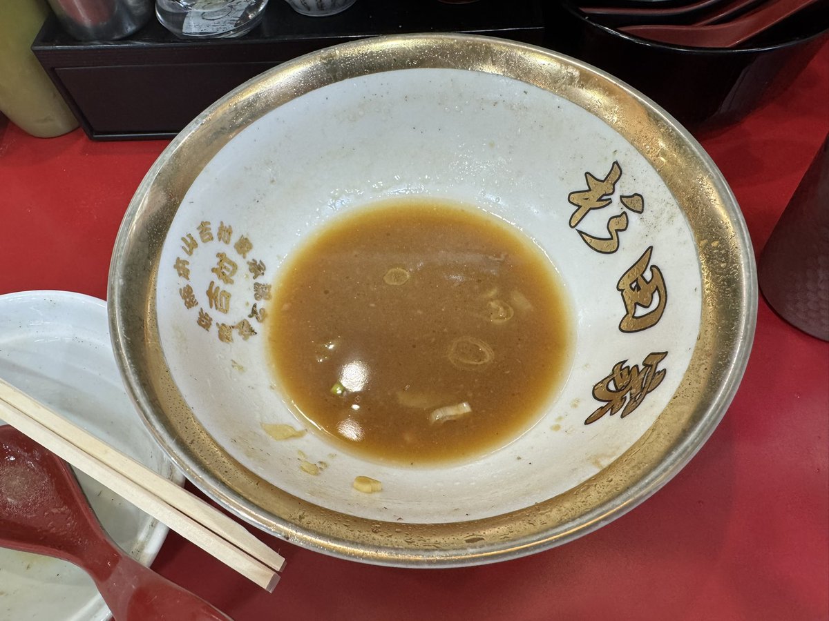 masakaz59's tweet photo. 初の杉田家！！一巡目確保で噂の金のどんぶり！嬉しい！！キムタク、えがちゃんの記事も貼ってあった。そしてめっちゃ美味しかった。チャーシュー、味玉、海苔���シの【まるよしトッピング】酒井製麺は、普通か柔めが美味いと最近思う、、、米も炊き具合よかった。ごちそうさまでした♪ https://t.co/9zNnZnqgE9
