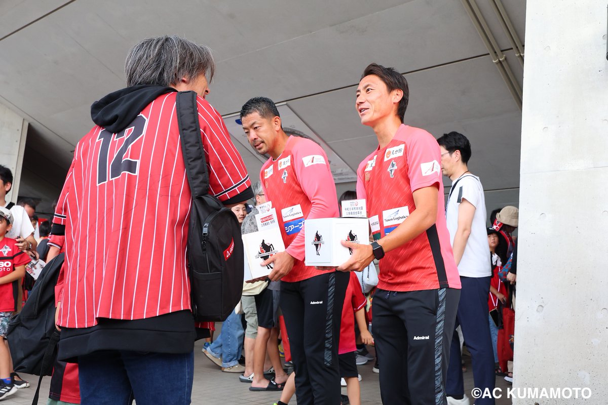 roassoofficial's tweet photo. 【8/15栃木戦】
ホーム開幕戦はスタジアムで、チカラをひとつに。ーTEAM AS ONEー 令和８年熊本地震災害義援金募金活動を実施しました。
選手やロアッソくん、フロントスタッに加え、アヴェルダージ熊本BSの坂田さん、元栃木SC選手で現在は慶誠高校サッカー部コーチの坂田さんにも募金の呼びかけにご協力いただきました。
募金にご協力いただきました皆様、呼びかけにご協力いただきまいた皆様、誠にありがとうございました。
皆さまからお寄せいただいた募金は、被災地の復旧・復興支援に役立ててまいります。

次節8/22（土）第3節 ホームゲーム・長野戦でも募金活動を実施いたします。

#ロアッソ熊本 
#令和8年熊本地震 
#TEAMASONE