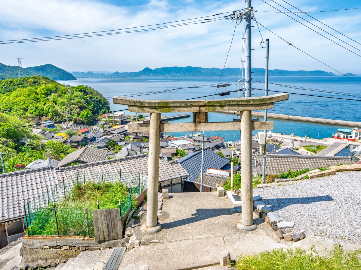 hay4te_s7's tweet photo. 香川県高松市の沖合に浮かぶ男木島、集落の最奥地で最も高い場所に鎮座する豊玉姫神社は日本神話に登場する海神の娘「豊玉姫命」を祀っています。
男木島へのアクセスは高松港からフェリーで約40分、サマータイムレンダやSummer Pocketsなどアニメの舞台としても有名で、多くのファンが足を運びます。 https://t.co/fwR9Sbz6Iw