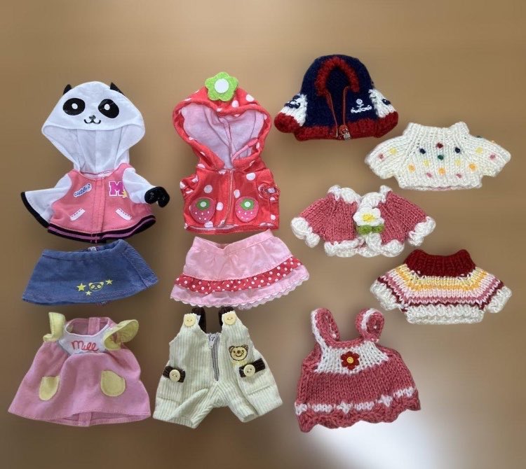 picoedenproject's tweet photo. 8月9日から17日分。
メルちゃんのお洋服9点分。
片付けしてたらお洋服だけ出てきたのでこちらもお譲り断捨離です！
長い事娘たちが遊びました！
毛糸の方は手作りで、正規品の方も友達がくれた物で沢山お着替えしました🫶
ありがとうございました♡
#みかんの断捨離2026 https://t.co/lEUsWsUj77