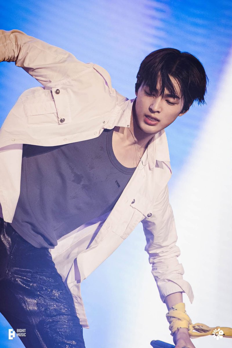 Okav0m's tweet photo. KEONHO looks effortlessly captivating, turning his IKEONIC aura into a remarkable HOGAN EFFECT.

KEONHO SHAKES UP CALIFORNIA

#KeonhoSetsTheScene
#PYPD_IN_SANFRANCISCO
#KEONHO #건호 https://t.co/Vy7zjEECtF
