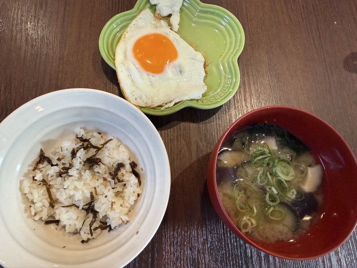ne_cofit's tweet photo. 8/16(日)朝:51.55kg
目玉焼きは子どもが残したので2つ分食べました🥲
食後のあんコーヒーは、
コーヒーベース30g・10kcal
つぶあん15g・38 kcal
無調整豆乳 100ml・46 kcal
牛乳 30g・20 kcal
計・114 kcal https://t.co/pkO3zYERBo