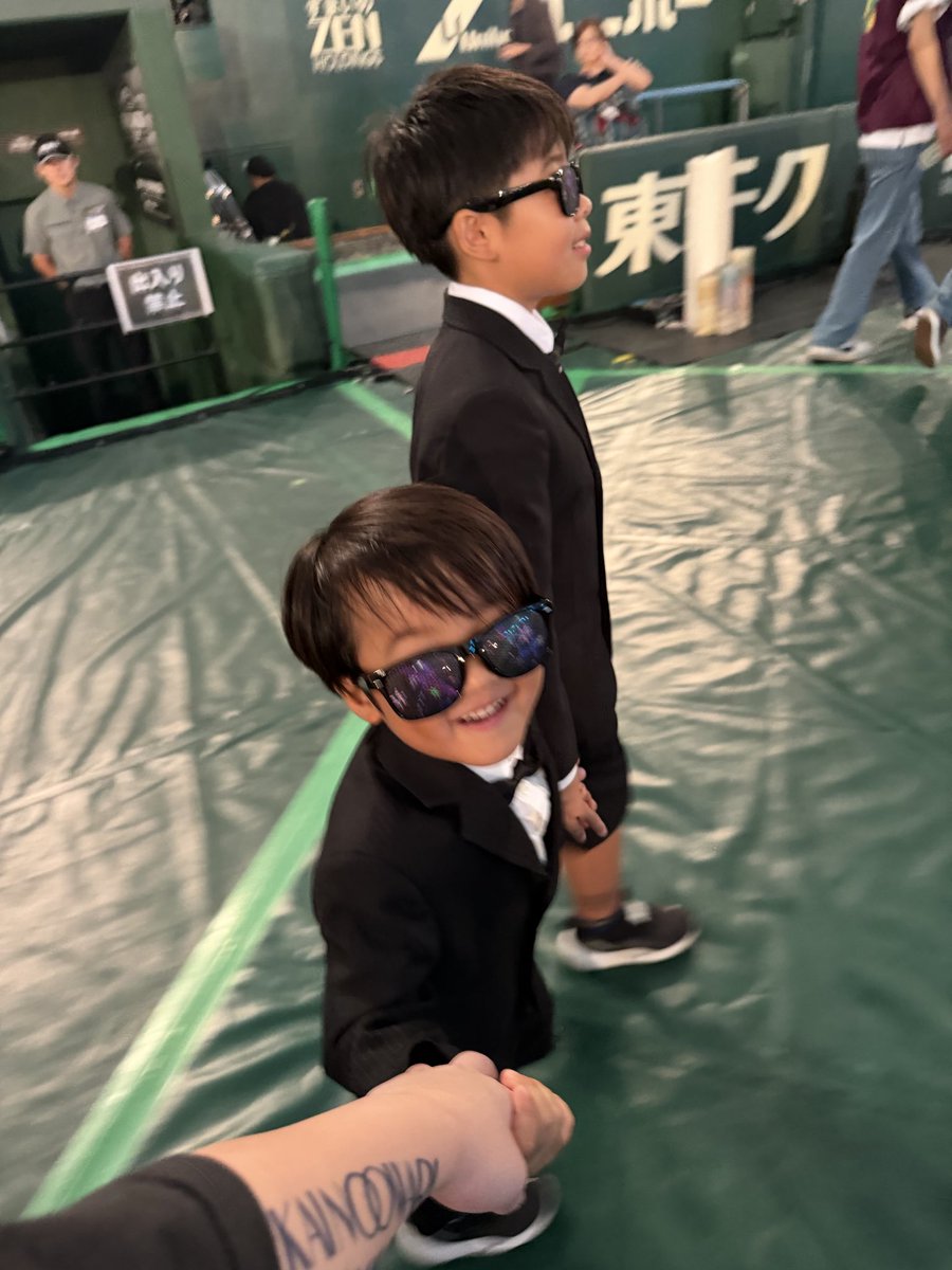 EnderUri's tweet photo. いつまで手を繋いで一緒にLIVEに行ってくれるかな？

#SEKAINOOWARI
#CINEMA
#CINEMAネタバレ
#セカオワ https://t.co/kTWZPgJTiP