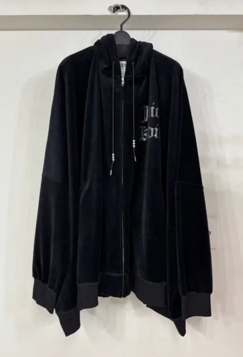 mogu_424's tweet photo. めっちゃかわいい服かってしまったのよ、、、これに6万8000円使ったけど激カワすぎてろくやすくおもえてきた笑
よく見たらフードがうさ耳になってて良いんです💕
 #広島 #コンカフェ嬢 #私服 #服好き #KIDILL https://t.co/bQEnlwIWm3