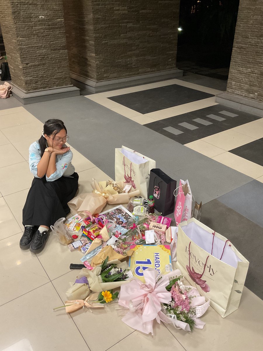 shiyoshii's tweet photo. terima kasih untuk segala bentuk cinta yang diberikan.. sedih hebat.. 😕💕 https://t.co/G7cDvPtgKo