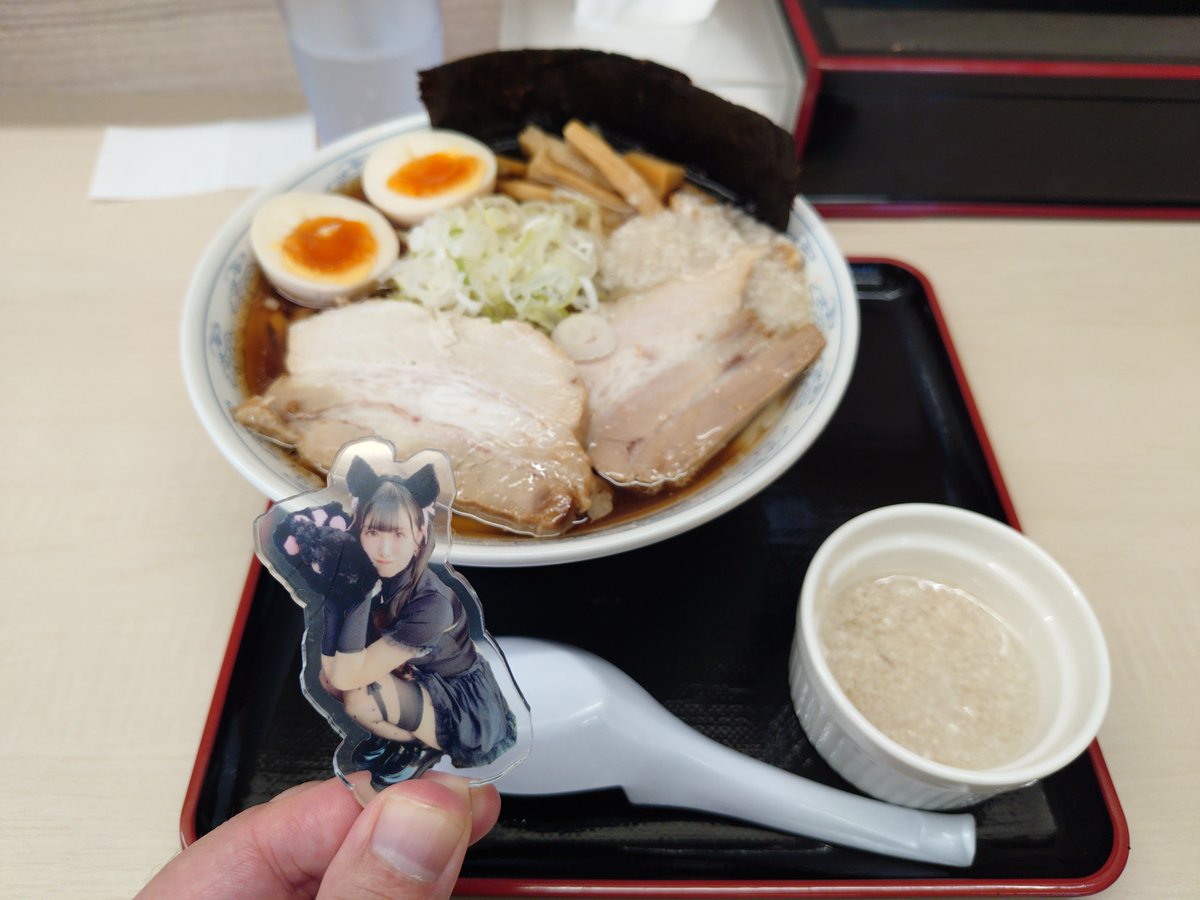penmarupenmaru's tweet photo. 昼の憩い
雲ノ糸
特製煮干し中華
背脂追加(別皿)
太麺硬め
こってり

オープンしてから激混みの新店行ってきました🍜！
もちろん背脂は必要経費！！👍
ボリュームも大満足でした！
暫くはかなり混みそうですね🧐
背脂が大好きな黒猫アイドルを添えて🐈‍⬛ https://t.co/5VKPlfKC6G