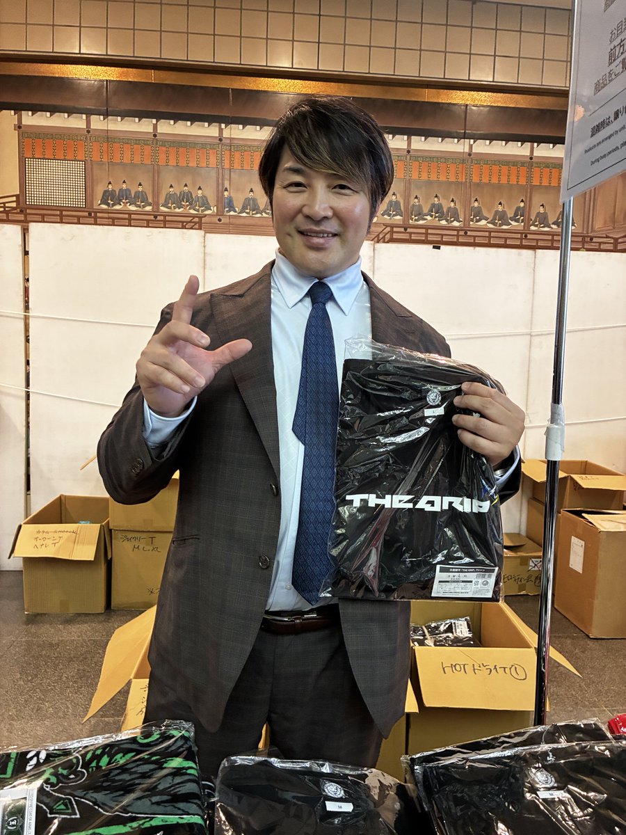 NJPWyuta's tweet photo. 天山さんの
お渡し会整理券
無事Get！

その後売店で
大岩選手のTシャツ買おうかと
迷っていたら社長降臨！

Y「岐阜の撮影会に内藤さんのカッコで行かせてもらったものです！」

社「おぉ！内藤も帰って来ればいいのにね〜」

棚橋社長の優しさにホロリ

※グッズを買えば写真OK

#G1CLIMAX36 https://t.co/qiJsD9QNKy
