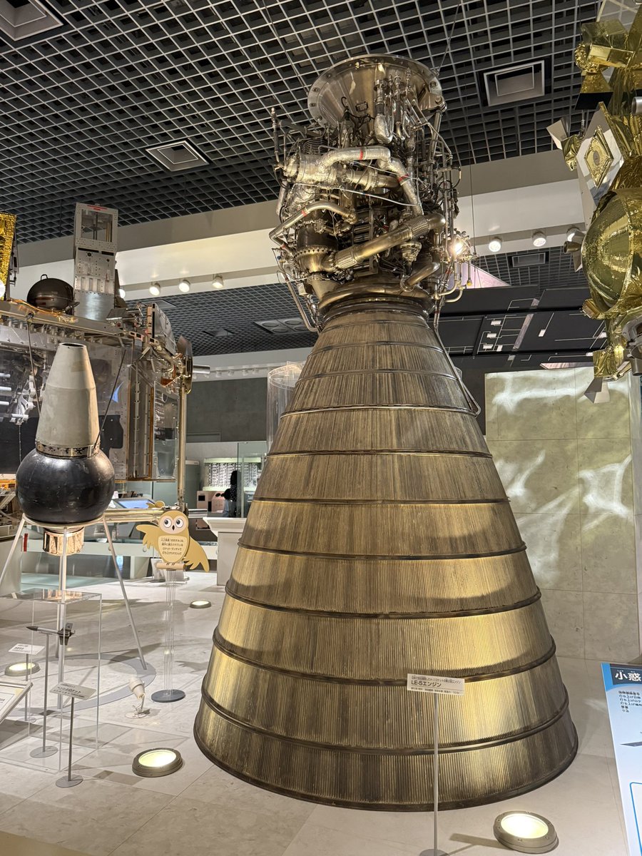 100Butasan's tweet photo. 円錐型の焼物を見れば、ロケットエンジンを思い出し。
球体状のペンダントトップを見れば、衛星コンステレーションを思い出し。
立派な？宇宙開発クラスタになったなあ😅 https://t.co/6S49qpfdCi