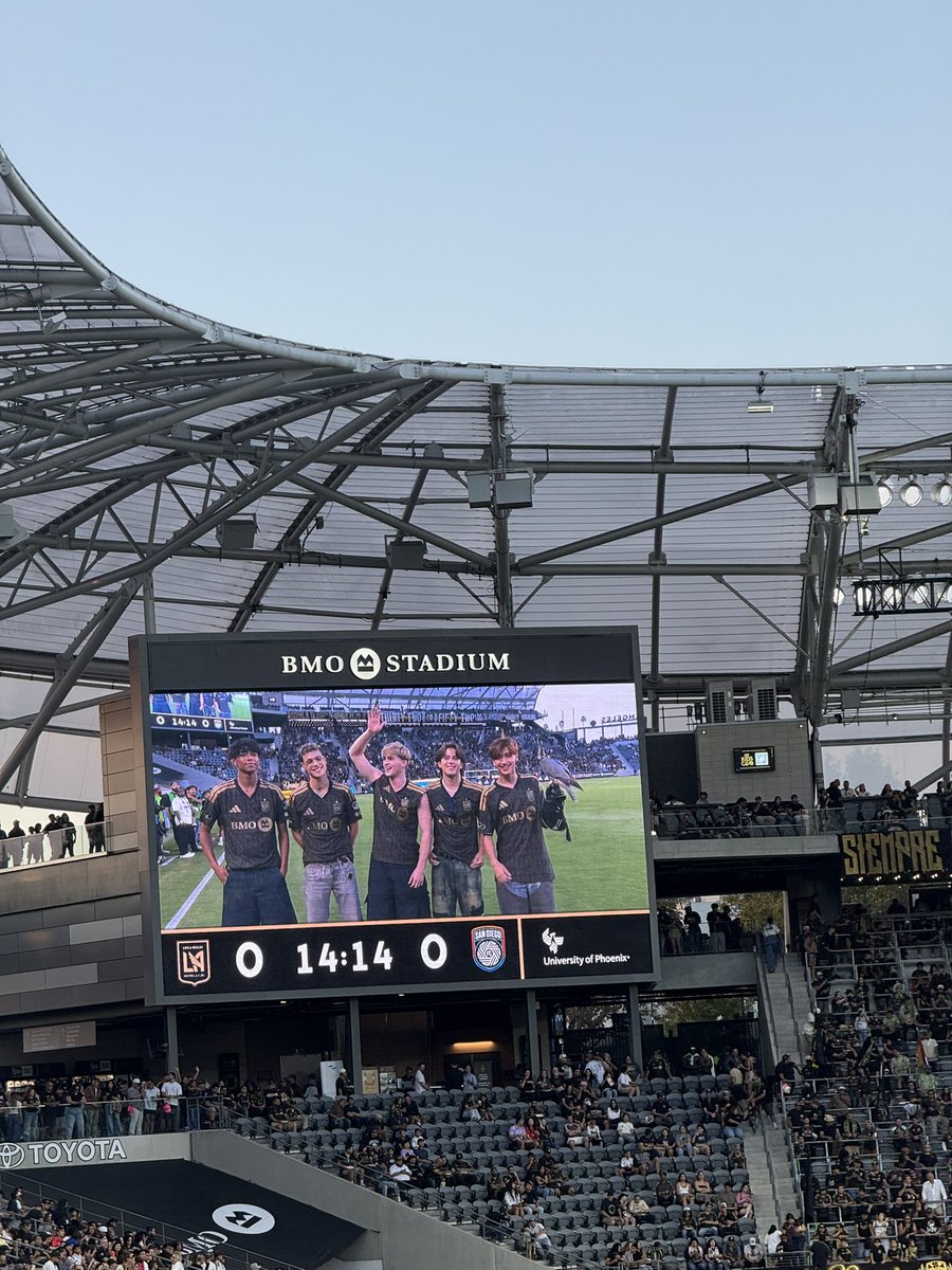StbvBase's tweet photo. SANTOS BRAVOS are at Los Angeles FC vs San Diego FC at BMO Stadium ⚽️

Cr. cardcaptorsakuu and davidxtay

#SANTOSBRAVOS https://t.co/HesdQgWjDx