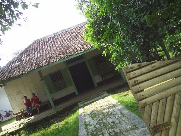 anasurbaningrum's tweet photo. 16 Agustus 1945

Jam segini, Soekarno dan Hatta berada di Rengasdengklok, di rumah petani bernama Djiauw Kie Siong.
Dini hari “dijemput paksa” oleh Sukarni, Wikana dan Chairul Saleh dari rumahnya.

Ini adalah bagian dari desakan untuk segera menyatakan kemerdekaan Indonesia. 

Berada di Rengasdengklok sampai sore hari, sebelum dijemput balik ke Jakarta oleh Achmad Soebardjo Djojoadisurjo. 

Malamnya rapat di Jakarta, sampai dini hari menyelesaikan naskah teks proklamasi. 

Besoknya, menyatakan Indonesia Merdeka.