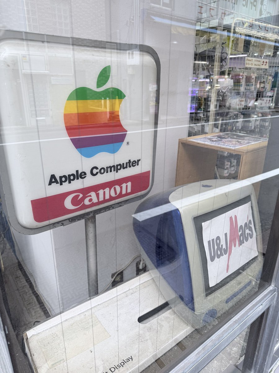 iPod4th2011's tweet photo. CanonがAppleの代理店だった時の看板か https://t.co/F9fsUWuuJ1
