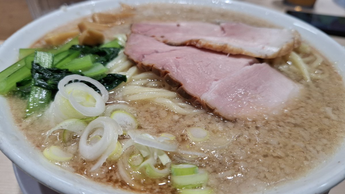 suda_hawkun's tweet photo. ラーメンみなみで背脂中華大盛
環七を通る時に気になっていたんですよね～
初訪なので全部普通をオーダー
麺を啜ってビックリ👀‼️
口から落っこちそうな位つーるつる
背脂が上質で飲み進められるスープにチャーシューも絶品
小松菜も地元感あって良いね～
行列も納得 再訪決定の一杯でした
#ラーメン https://t.co/1lxPRbrXyS