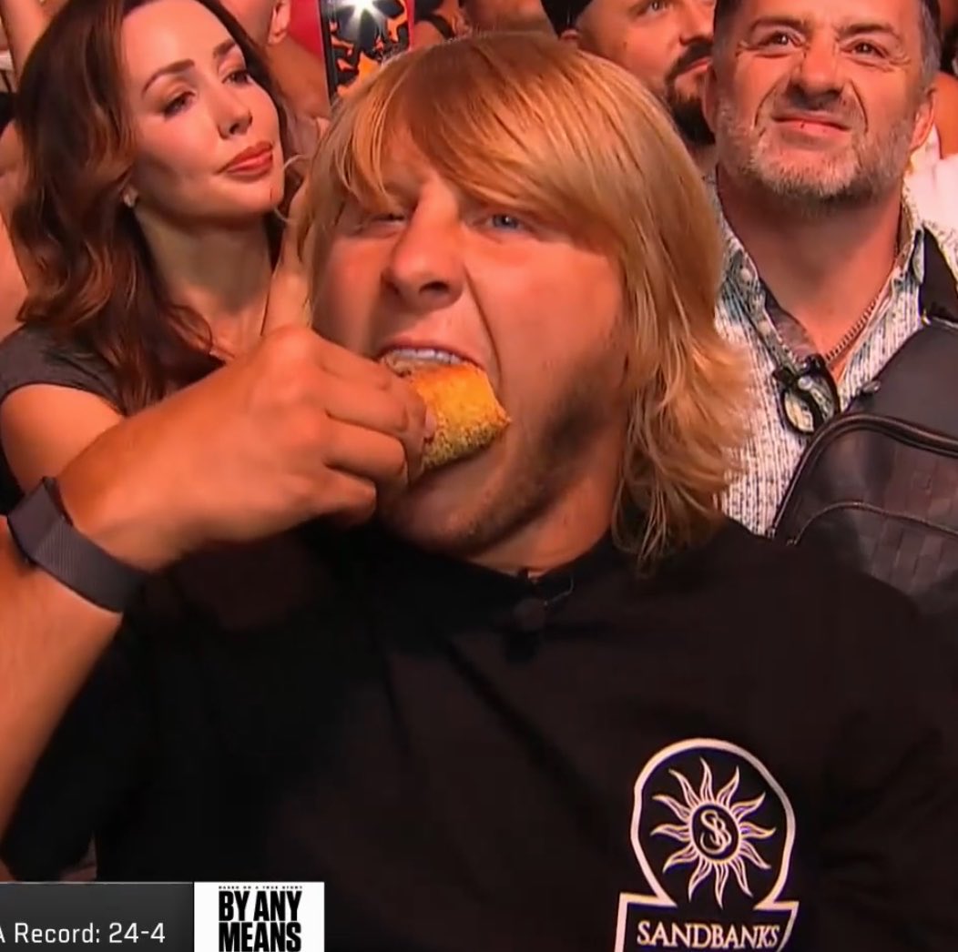 MMArena_'s tweet photo. Paddy Pimblett 🏴󠁧󠁢󠁥󠁮󠁧󠁿 n’est pas fâché avec la cantine depuis sa victoire face à BSD 🇫🇷

#UFC330 https://t.co/iEV9d4XQiu