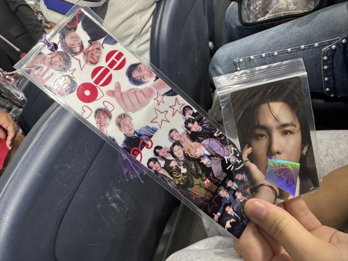 JJRyanOnAir's tweet photo. #BTSARMY are the best. Thank you for hooking the girls up with some freebies tonight. #BTS_WORLDTOUR_ARİRANG https://t.co/UfmDtY3DaI