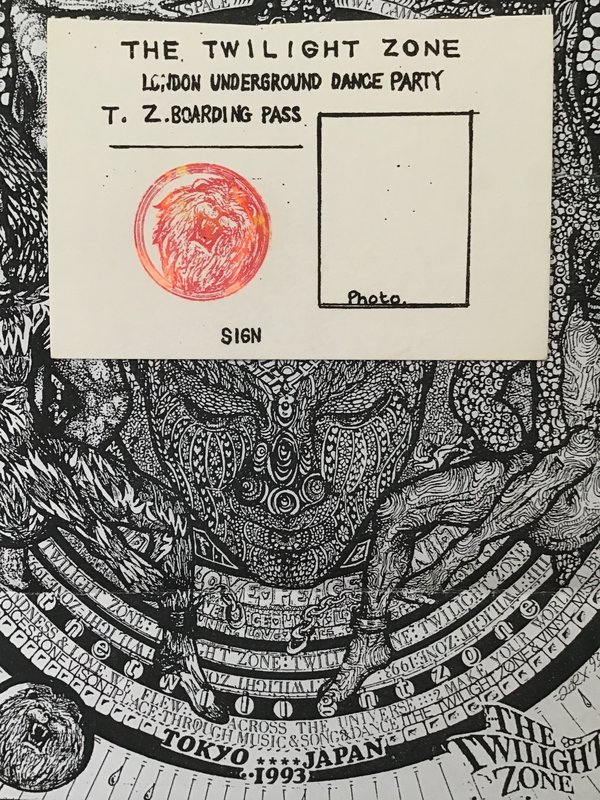 etro6969's tweet photo. 昔のパーティー 1993年前後 Twilight Zone

外国人オーガナイズのシークレットパーティーで、
行って登録すると以降のフライヤーが郵送されてくる。
参加者の殆どは白人で正にロンドンのレイヴのような感じ。 https://t.co/9MlxYxexET