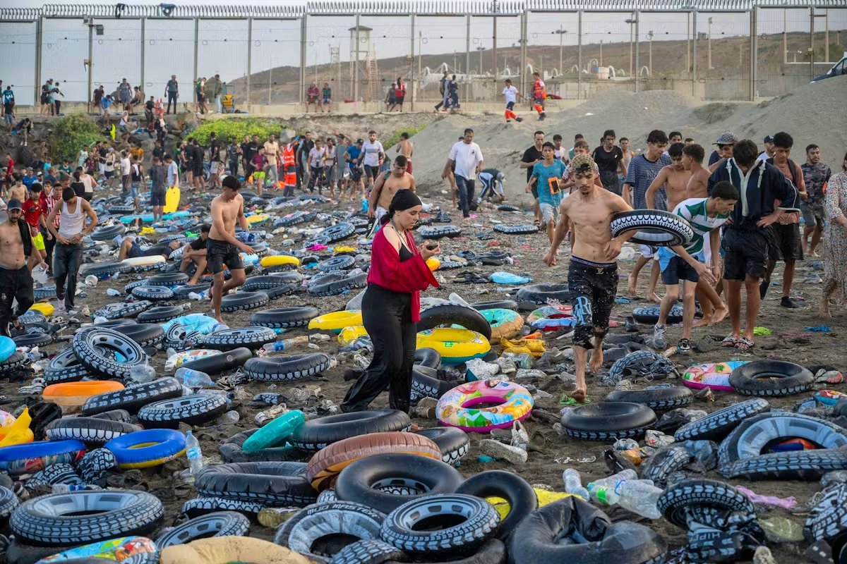 FBZZ19's tweet photo. La barbarie a nos porte

Crise migratoire de Ceuta : au moins 15 viols ou agressions sexuelles recensés, la dernière victime connue est une fillette de 10 ans. L’insécurité marquée aussi par des affrontements communautaires entre Marocains et Subsahariens https://t.co/1k7pDq3sjp https://t.co/FMq1Mm3N5p