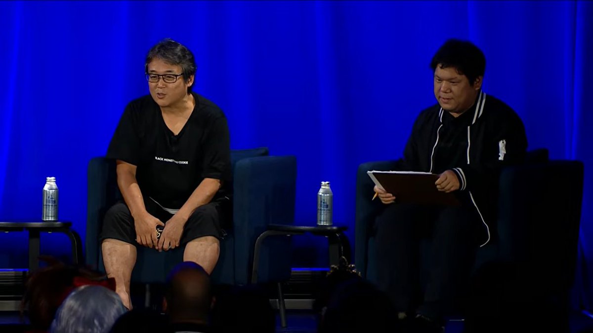 aibo_ac7's tweet photo. KH：「DEEP DIVE Into KINGDOM HEARTS」パネルミッション まとめ　2027年に必ず出る（野村哲也氏 全文）

<野村氏がサプライズ登場>

野村氏：
重い腰を上げて数年ぶりにやってきました
昨日来たんですが、ザプライズと言う事でずっと隠れておけと…やっとこれで自由にうろうろ出来る
ただ明日帰ります　楽しんで行こうと思います。

キングダムハーツの企画が立ち上がった当初は、まずは「ナイトメアビフォークリスマス」ですね。セルアニメは当然なんですけど、それ以外に意外性のあるもので、ということでそれを選びました。

その後もナンバリングには必ず意外性のあるタイトルをチョイスしていて、ライブアクション等、そういったワールドは必ず組み込むようにしてる。

ワールドに関しては、ゲーム体験を優先しています。大体作る時は同然ですが企画が先行していて、その新しい企画・ゲームシステムで、どのワールドにどういうキャラクターにそれを体験させるとより楽しいかと言う事を重視して決めています。

後は、自分からこのワールドは絶対出すと決める場合は、大体ソラのメインストーリーとの進行とを鑑みて、今回のテーマ、例えばキングダムハーツ4は「Coco」のワールドが状況的にベストだと言う事で今回それをチョイスしています。

昨日のトレーラーなんですけども…昨日で大体情報は出尽くしているんですよ（笑）なので、すごく何か特別新しいってものはないですけども。

実は昨日のトレーラー90秒なんですけども、元のトレーラーは4分のトレーラーになってます。本日は是非そのトレーラーをご覧いただきたいと。

（4分のロングバージョン公開！）

基本的にはディズニーのオリジナル作品をなぞるようにはしている。大きな脚色は行わないと。ただしスタジオ側からの要請があれば変えたりとかはしている。

ソラとの掛け合い、空気感・ゲームプレイ、ゲームのオリジナル部分でキャラクターの個性が際立つ様に出来る事を心がけている。

プレイヤーはソラを通してワールドのキャラクター達、を直接歩いたりとか、ワールドとの関わりとか、キングダムハーツならでわの醍醐味だと思うので、それを一番重視して作っています。

マレフィセントとかハデスとか、ヴィラン系のキャラの新しい魅力が結構含められたかなと思ってます。
彼女たちは原作をなぞる以上に、キングダムハーツのオリジナル要素にも登場してきていますが、動かすのが毎回とっても楽しいキャラクターでよく使ってしまいます。

今回ちょっとトレーラーにも出てきましたけど、KH4でもハデスとドナルド・グーフィーの掛け合いが面白く描けていると思いますし、マレフィセントもとても重要な役割を担って登場します。是非楽しみにしていてください。

モチーフだけがあって、発想を広げて新しいものを創造するというのは中々楽しいんですけども、更に何か完全に再現しなきゃならないって言う物が無い分、気も楽だったりします。

いろんな遊びをこちらが考えてる、新しい仕掛けとかも盛り込みやすかったり、シナリオも絡めやすいですから、使い勝手もあって利点もすごく多い。

構想としてはKH3の段階からあって、企画も練っていたんですけど、中々実現するのがハードルが高かったものがKH4で進化させて登場しますので、是非どんなワールドでやるのか…かなり凄い、自分達的には凄いワールドがありますので是非楽しみにしていてください。

シナリオ段階では自分の頭の中で思い描く正解の形があるのですけど、それをどこまで再現するかというのはトライ＆エラーをしてやっている。

チーム側にアイデアを投げてもらって、やり取りを続けていって何回もやり直して、それでもどうしても自分の思い描くものと違ってくる部分とか、もしくは譲れない部分があるんですけど、それも常に話し合って（安江氏：楽しくね）別に揉めてないです（笑）ギリギリのどうすれば楽しくなるかって言うのを探りあっている感じです。

先ほどのCocoでもそうですけど、特にKH4ではそうですけど、ソラの置かれている状況がこれまでと大分違いますので、よりソラの状況に合うテーマのワールドをチョイスして、それを体感してもらう事を心がけている。

ちゃんとオリジナルストーリーと1本（筋が）通るように新たに構成担当を置いてですねやりとりをすごい密に、ここへ来る直前も密にやってました。
（構成担当に）凄い厳しいツッコミを頂いてます。

ともかくですね、大体、全てがファンの皆さんのおかげで皆さんの支えがあってここまで長くシリーズが続いてきました。本当に感謝の気持ちで自分達スタッフもずっと頑張って続けてます。

25周年に向けてまだまだ色々計画していることもありますし、25周年を迎えようとして今考えてい事は30周年の事を考えています。

これまでシリーズが長く続いたおかげでもありますが、アニメーションの発表もありまして何かコメントをと言われたが、こう言おうかああ言おうかとしたが、それは言っちゃだめです、これ言っちゃだめですと止められるんで、結構何も言えないんですけど。

昨日もコメント出しましたが結構ガッツリ関わってやってますので、アニメの方も楽しみに待っていただければと思います。

安江と話してたが、昨日（KH4の発売が）2027年と発表されて皆さんの反応もうかがっていたのですが”これは伸びるね（延期する）”と意見をチラホラ見かけたんですけど、確実に2027年に出る遅れないので、安江氏「絶対遅れない100％」

まあそれまでに、僕らも明日帰るんで、ものすごいね思っている以上にマスター早いんで遅れません。2027年楽しみに待っていて欲しのと、まだまだPR始まったばっかりなのでこれからの情報を期待してお待ちください。

野村氏「以上です」