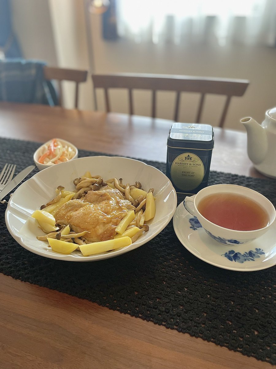 kuitiko3's tweet photo. インスタで出てたレシピ！
オレンジジュースとコンソメで煮込むだけ
調味料少なすぎて心配でしたが美味しい🤣
次からはハーブとか入れても美味しそうです
ハーニーアンドサンズのエイトアットザフォートと一緒に🫖
#茶好連 #おうちごはん #紅茶 #ハーニーアンドサンズ https://t.co/8e6e1IqH0y