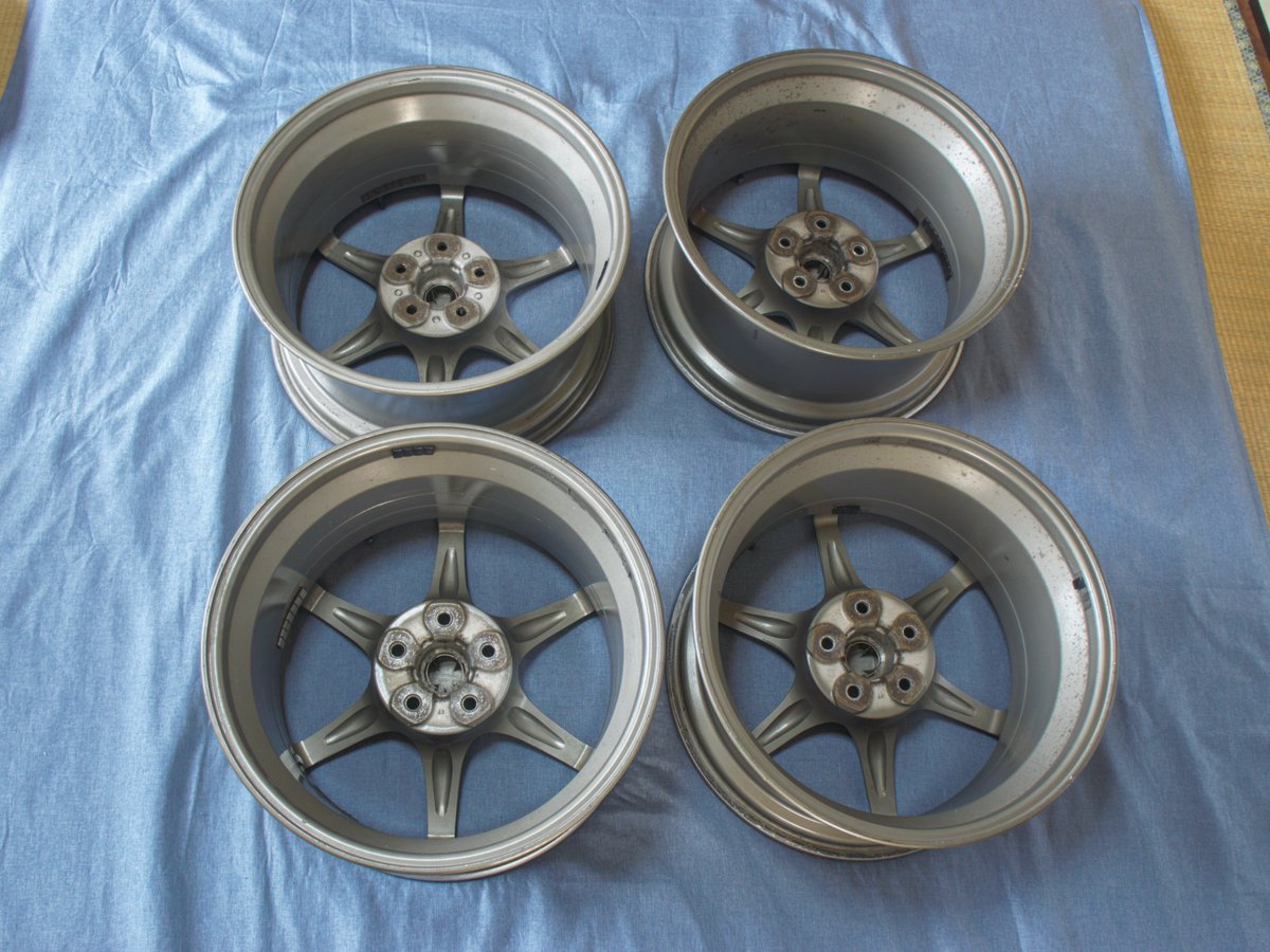 daiki_v37's tweet photo. R34スカイラインGTR純正
#ホイール売ります
PC114.3 5穴　18インチ　9j+30 ハブ径66 4本通し
曙キャリパーとのクリアランスギリギリすぎて異物挟んで2本インナーに傷あります。
ガリキズ、塗装の劣化などありますが、普通にバランスは取れてクラックとかも無いです！
岐阜か愛知に引き取りで15万で！ https://t.co/1TowSCw3am