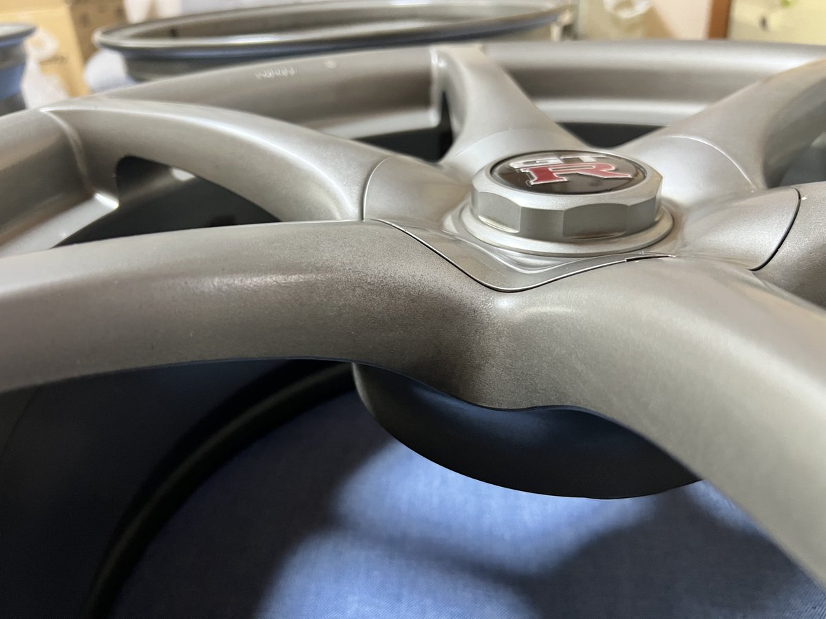 daiki_v37's tweet photo. R34スカイラインGTR純正
#ホイール売ります
PC114.3 5穴　18インチ　9j+30 ハブ径66 4本通し
曙キャリパーとのクリアランスギリギリすぎて異物挟んで2本インナーに傷あります。
ガリキズ、塗装の劣化などありますが、普通にバランスは取れてクラックとかも無いです！
岐阜か愛知に引き取りで15万で！ https://t.co/1TowSCw3am