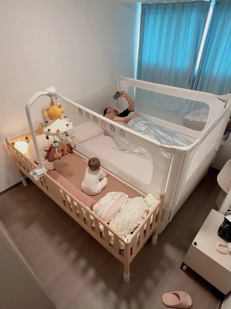 nadaeladela's tweet photo. POV:pasutri GENZ menolak tidur sekasur sama anak, lebih milih buat space sendiri kayak gini tapi masih tetap dalam pantuan orang tua, gpp bgt kan🥹￼ https://t.co/SMgdYPYZyk