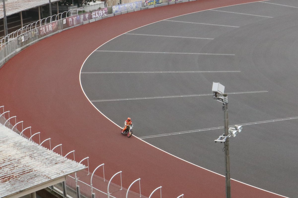 tospo_autorace's tweet photo. 伊勢崎オートのナイターＳＧ「第30回オートレースグランプリ」は最終日。12Rで優勝戦が行われます。今節は不安定な天気がありましたが、現在は薄日が差しています。整備を行った佐藤励、小林瑞季の両選手は練習に先立ち慣らし運転をしていました。#伊勢崎オート #オートレースグランプリ #佐藤励 #小林瑞季 #オートレース #東スポ