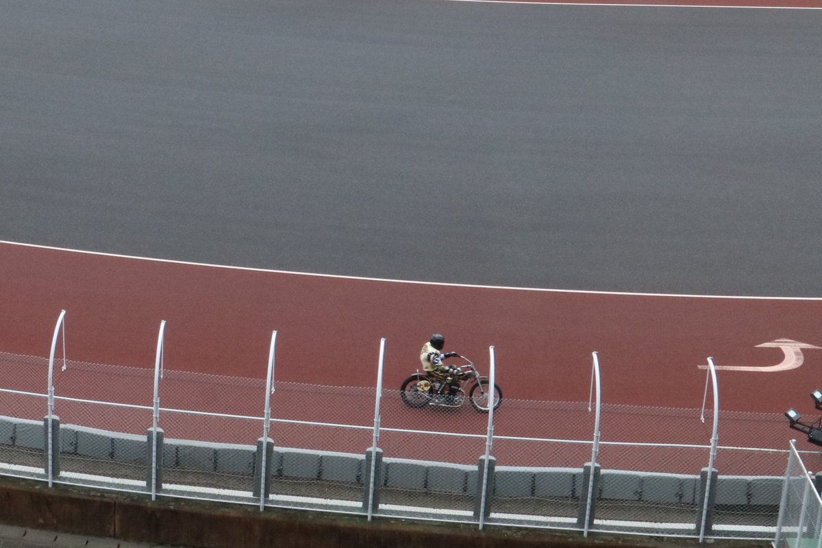 tospo_autorace's tweet photo. 伊勢崎オートのナイターＳＧ「第30回オートレースグランプリ」は最終日。12Rで優勝戦が行われます。今節は不安定な天気がありましたが、現在は薄日が差しています。整備を行った佐藤励、小林瑞季の両選手は練習に先立ち慣らし運転をしていました。#伊勢崎オート #オートレースグランプリ #佐藤励 #小林瑞季 #オートレース #東スポ