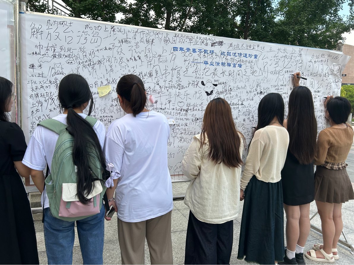 HammondsEyePrac's tweet photo. Calling all design lovers! Our campus art club is hosting a mini graffiti wall DIY workshop this Friday 4-6PM in the student center. Free supplies, fun vibes, and you get to take home your small art piece too—sign up via the link in bio now! https://t.co/I11qh2FKGZ