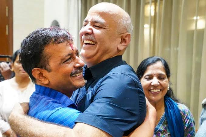 msisodia's tweet photo. जन्मदिन की बहुत-बहुत शुभकामनाएँ @ArvindKejriwal जी।

इतने वर्षों के साथ में हमने जीत के जश्न भी मनाए हैं और संघर्ष के सबसे कठिन दिन भी जिए हैं। हर दौर में आपका साहस, आपकी ज़िद और आम आदमी की ज़िंदगी बदलने का सपना मुझे और मुझ जैसे न जाने कितने लोगों को ताक़त देता रहा है।

मेरे लिए आप सिर्फ़ एक राजनीतिक साथी नहीं, बड़े भाई और पुराने दोस्त हैं। सफ़र अभी लंबा है और सपने बहुत बड़े हैं। ईश्वर आपको स्वस्थ और प्रसन्न रखे।