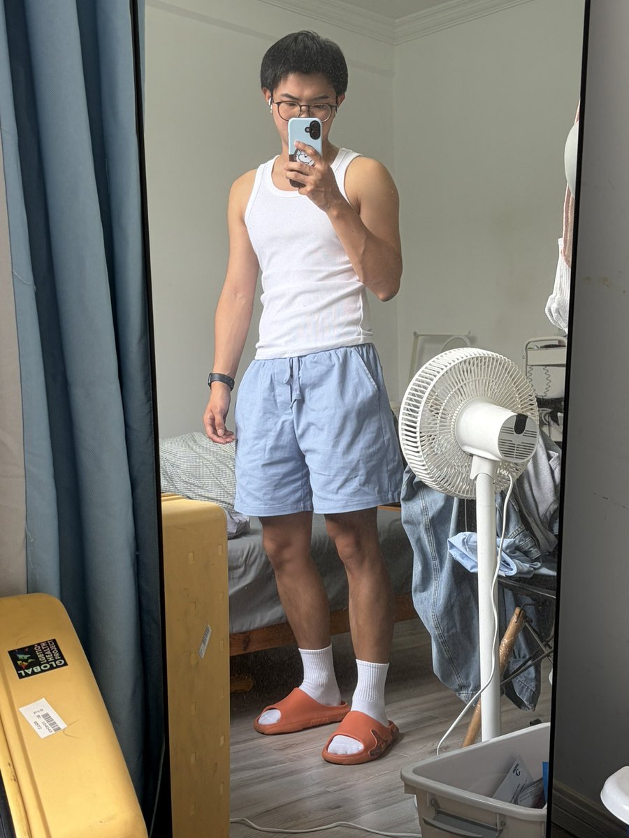 olbapsd's tweet photo. 蓝色的短裤加上白色的袜子是夏天的感觉。好想和你窝在房间里，把空调开到最低，拥抱着一起躲在毯子下面🫣
#白袜 #体育生 #1m #交友 https://t.co/zovwA1l3R1