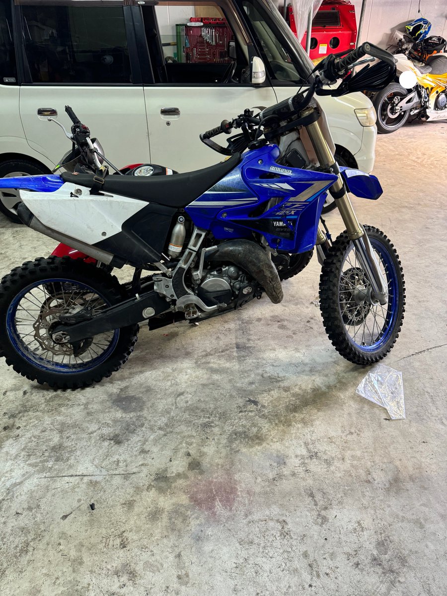 zz14zzz1's tweet photo. yz125x2020 売ります

年3~4回ゆるい林道で使用していました
不具合なし
2023年頃、前オーナーにて腰上O/Hしています。

現状ビックタンク1枚目
2,3枚目は純正タンクです
両方つけます。

35万納付書付き
車体交換可
グロム、TTR125、yz450f 他、要相談 https://t.co/vnpG6gYhwn