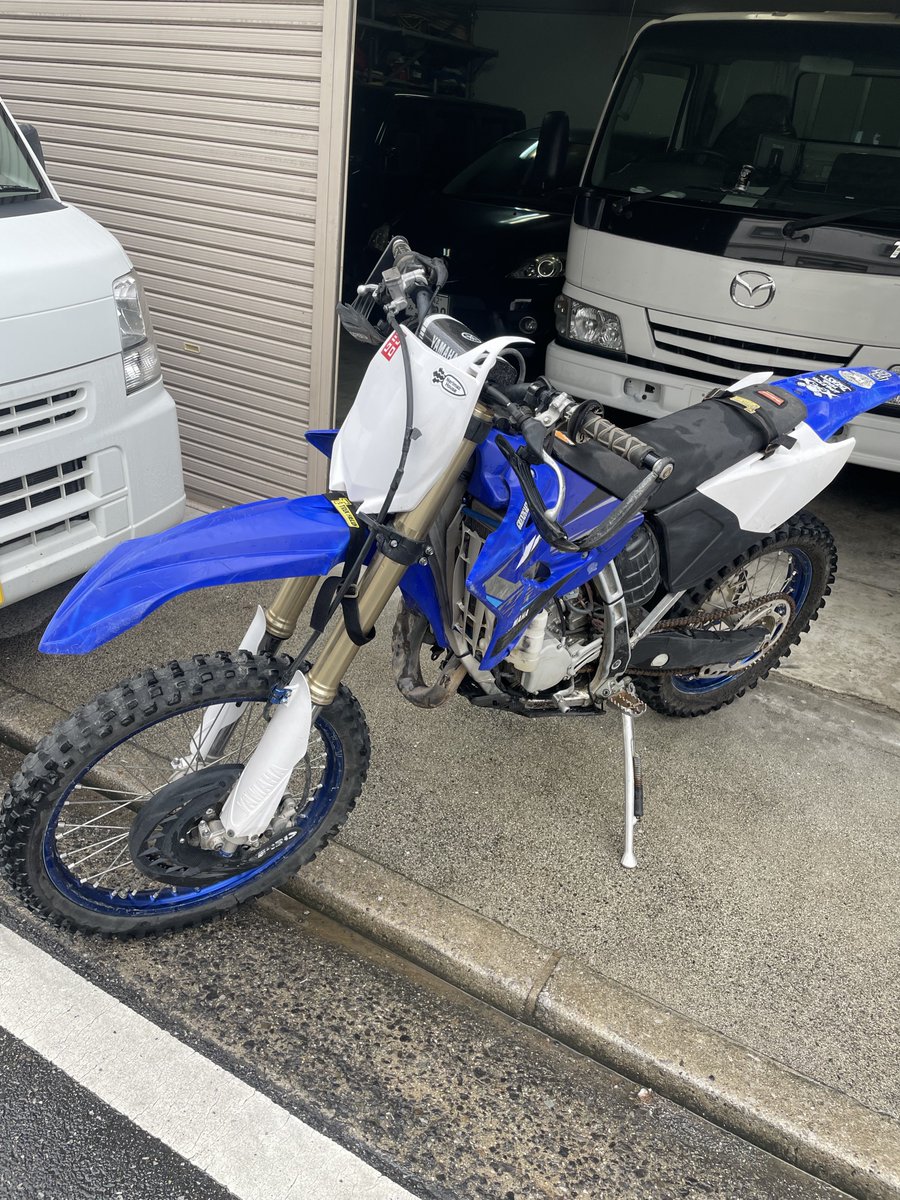 zz14zzz1's tweet photo. yz125x2020 売ります

年3~4回ゆるい林道で使用していました
不具合なし
2023年頃、前オーナーにて腰上O/Hしています。

現状ビックタンク1枚目
2,3枚目は純正タンクです
両方つけます。

35万納付書付き
車体交換可
グロム、TTR125、yz450f 他、要相談 https://t.co/vnpG6gYhwn