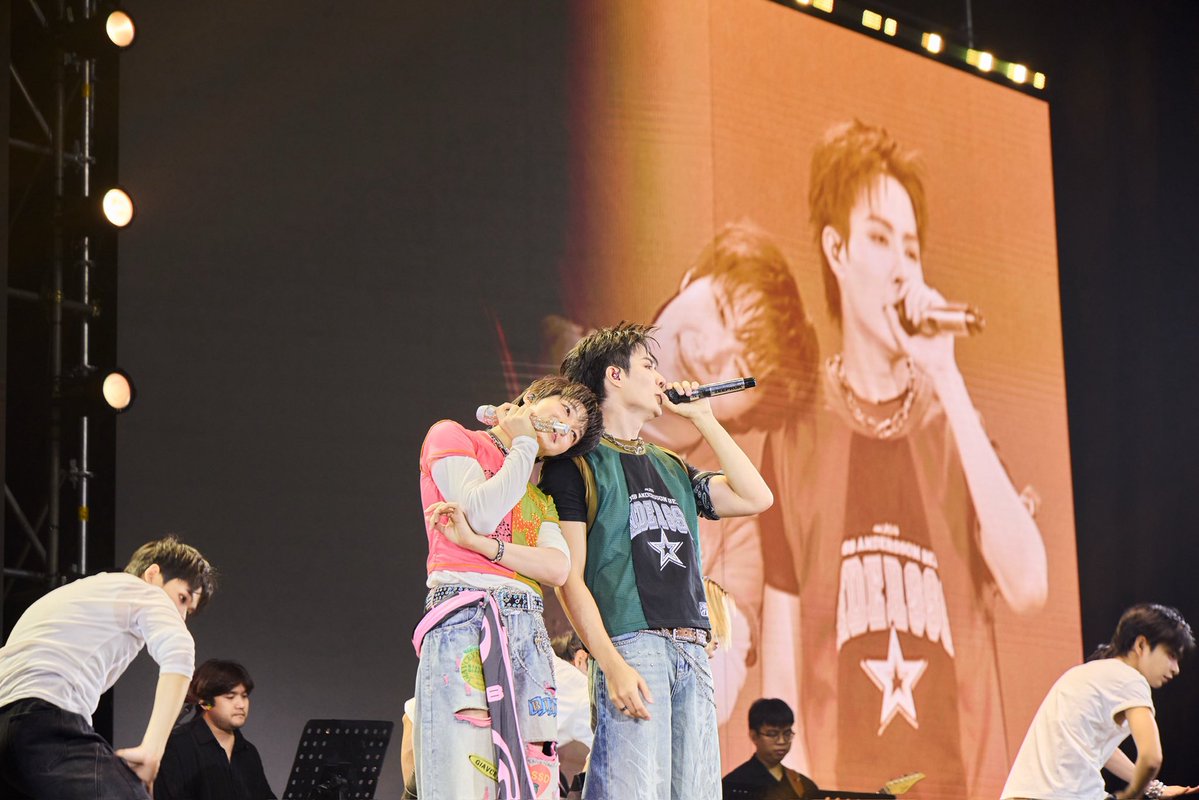 DMDMusicTH's tweet photo. ภาพบรรยากาศของ “ซี” และ “นุนิว” ในงาน FANDOM FEST 🎤✨

ขอขอบคุณ @amarintvhd , @FandomFestoff ที่ให้เกียรติ “ซี” และ “นุนิว” ได้มามอบความสุข พร้อมโชว์เพลงสุดพิเศษในวันงานด้วยนะคะ ✨

และขอขอบคุณทุกกำลังใจจากทุกคนในวันงานนะคะ 🫶🏻

#FandomFest2026xZeeNuNew
#ZeePruk #NuNew
@zee_pruk @CwrNew
#DMDMUSIC