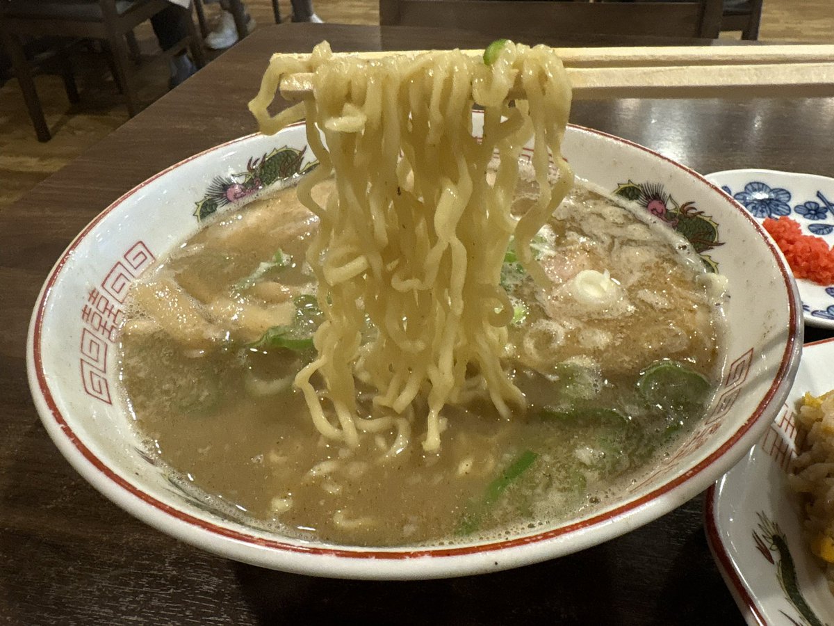 yossykitchen's tweet photo. 中華そば 純@青森市

純煮干し極上
チャーハン

浪岡にあるお店。
広い店内で無料のお惣菜あり。
煮干しのきいた濁りのあるスープで粉末によるザラザラ感もあります。
チャーハンは120円と破格で注文の都度炒めている感じです。
コスパ、味とも優れた良店です。
ごちそうさまでした。 https://t.co/4TOB85oUeN