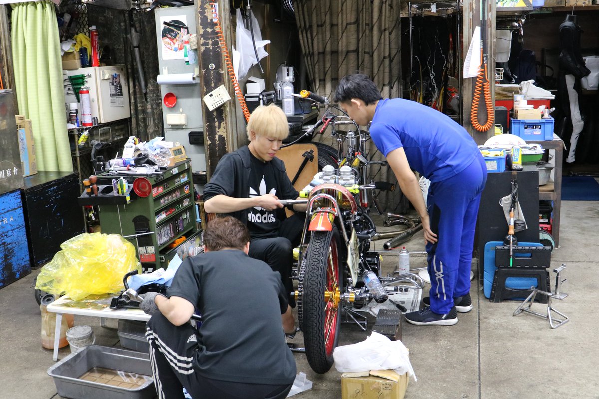 tospo_autorace's tweet photo. 伊勢崎オートのナイターＳＧ「第30回オートレースグランプリ」は最終日。39期新人・廿樂歩選手は今節練習参加。荒尾聡、木村武之、青山周平、佐藤励ら各選手の整備を間近で見て勉強するシーンが見受けられました。「得るものは多かったです。身につけていきたいと思います」と収穫があったようです。この経験を生かし好走を目指します。 #伊勢崎オート #オートレースグランプリ #廿樂歩 #オートレース #東スポ