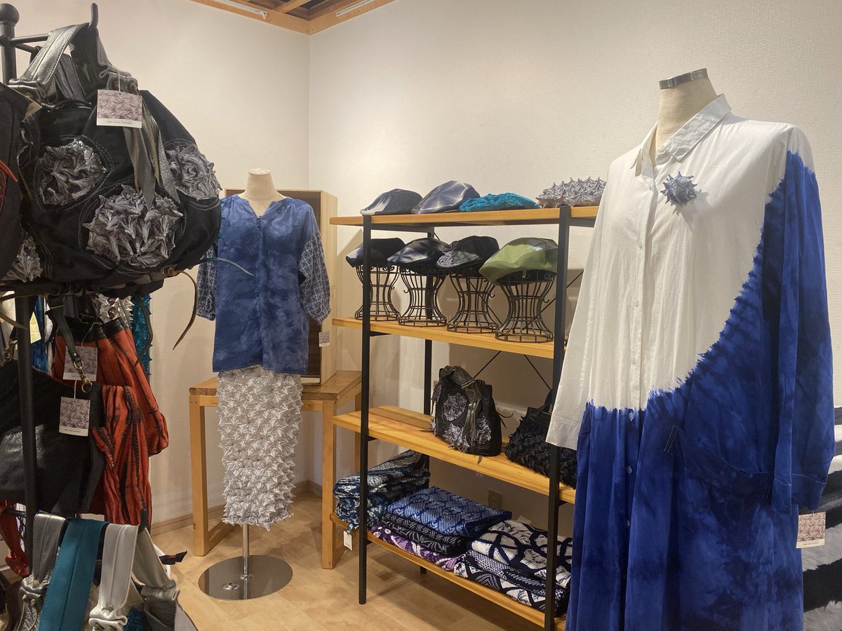 6gen_cotton's tweet photo. 【今月限定】
絞りデザイナー安保成子さんのブランド「ABO NON KIKAKU」の展示販売会開催中です！！
まだまだ大活躍なTシャツや人気のバッグ、灰汁発酵建て藍染の反物までじっくりご覧いただける貴重な機会、ぜひお越しください🌿 https://t.co/tfY5tPodlA