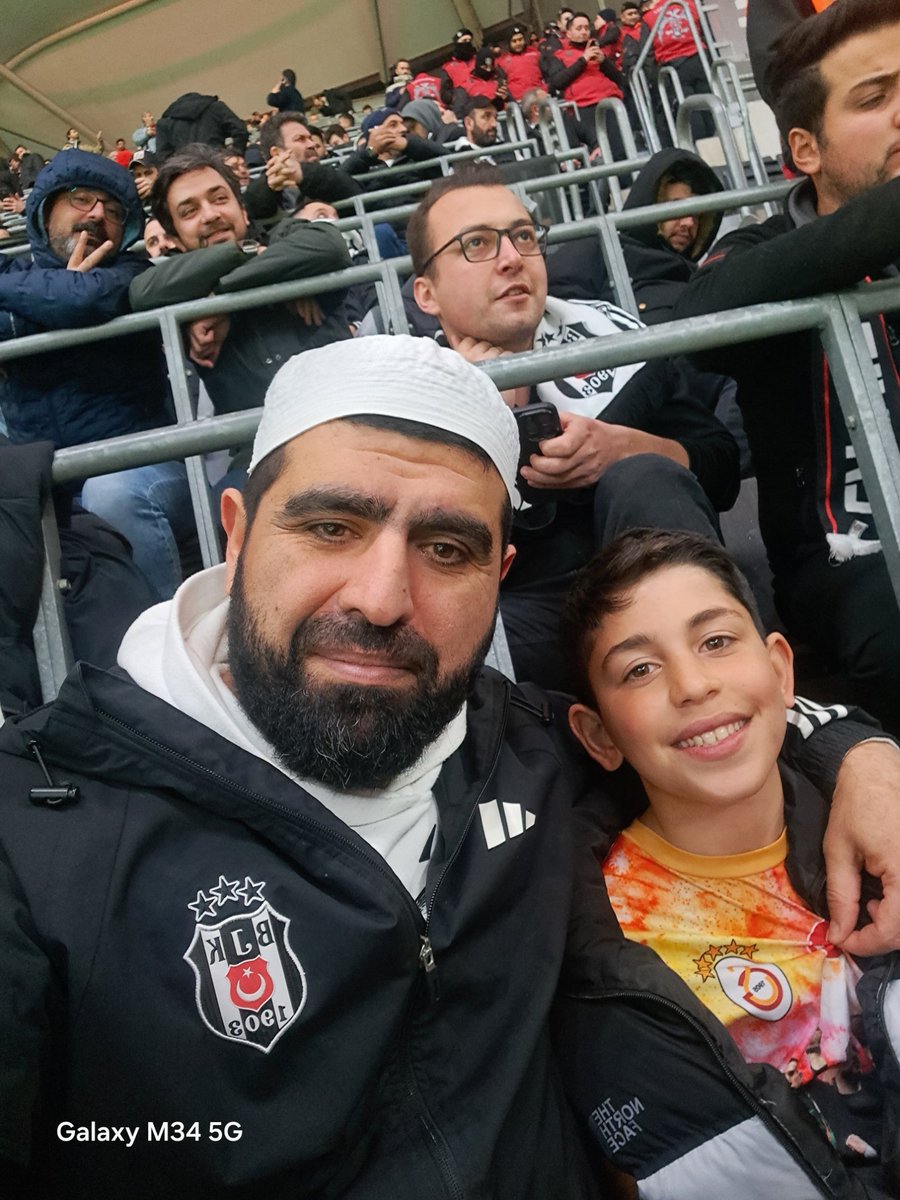 siyah_beyaz1001's tweet photo. Gs nin inönüde bizi 1 0 yendiği maçta bebe girmiş içeri yanında kimse yok aldık yanımıza kimsede karışmadı İlk yarı yanımızda makarasını yaptı beraber güldük eğlendik Elimizle bebeyi diğer tarafa  yolladık bu kadar aklı kıt olmayın çevrenizde başka takımlı çocuk yok mu https://t.co/IDYmhyM0fx