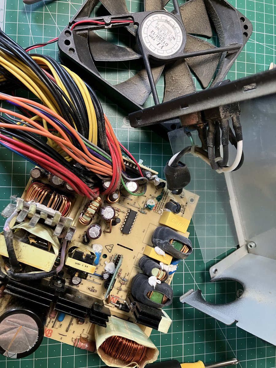 AtelierAPOLLO's tweet photo. 今日は電子工作DIYに挑戦
古いPC電源を改造してDIY用の安定化電源を作ってみます
中古PC電源なら500Wとか1000円台で手に入る。安い。 https://t.co/mAybTDCLs6