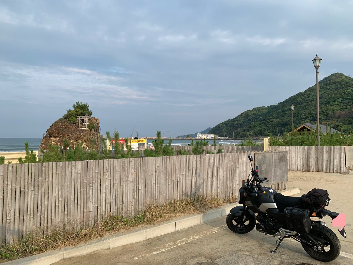 niramniramniram's tweet photo. 2026年8月9日〜14日にGROMで大阪から山陽沿いに九州へ行って山陰から帰ってきたので、このポストに備忘録っぽくまとめる予定！

ちなみに画像は
１枚目 鳥取の魚見台近辺で何となく
２枚目 山口の角島から対岸に向かって
３枚目 しまなみで名の由来が気になって
４枚目 出雲の稲佐の浜と弁天島
#グロム https://t.co/j8MaAWsn5L