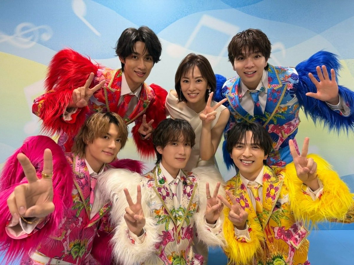 wang112112's tweet photo. M!LKの衣装が中国の獅子舞みたい。目出度い。 https://t.co/81KSLuArIq